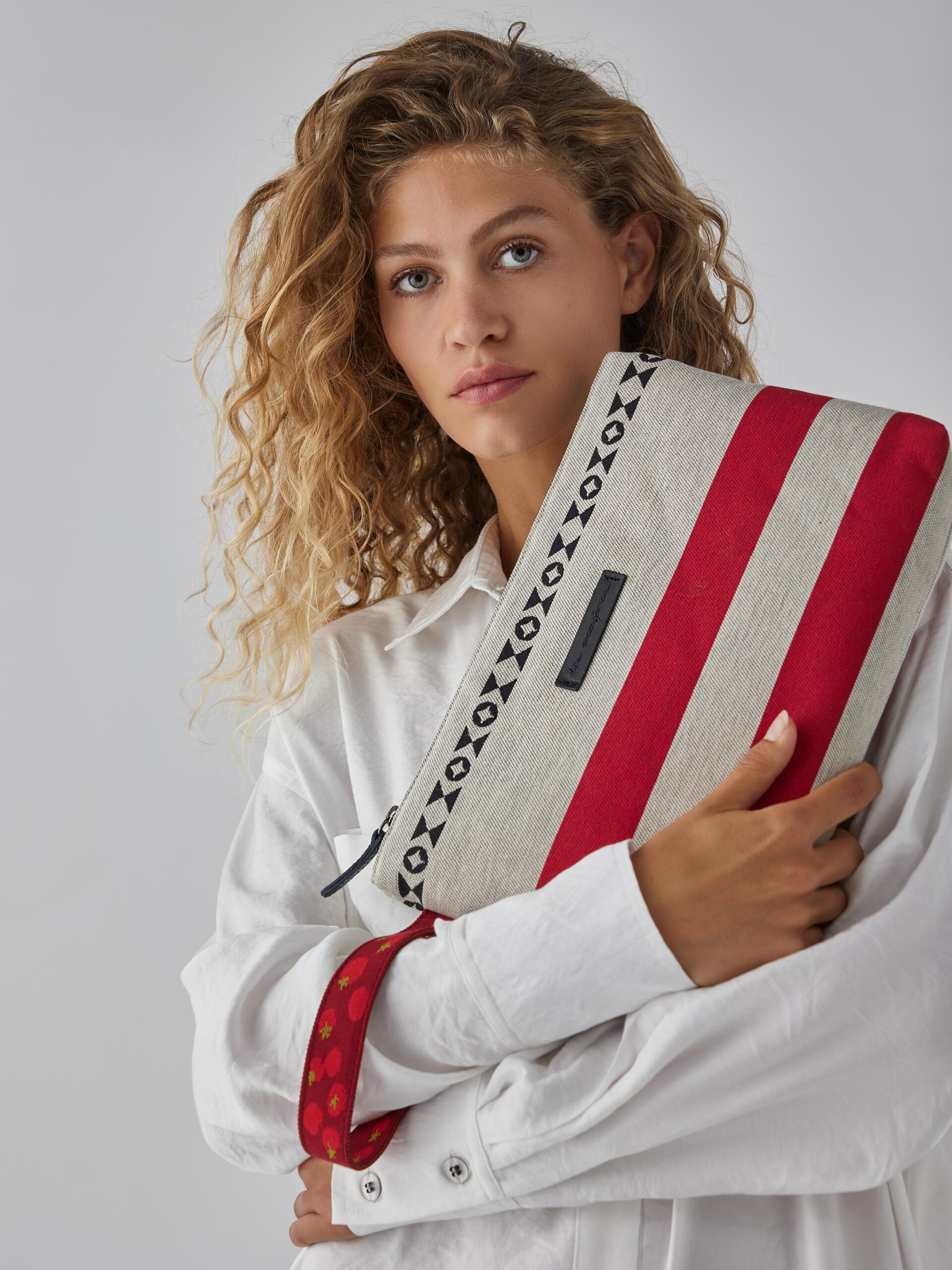 VROULIDIA clutch stripes